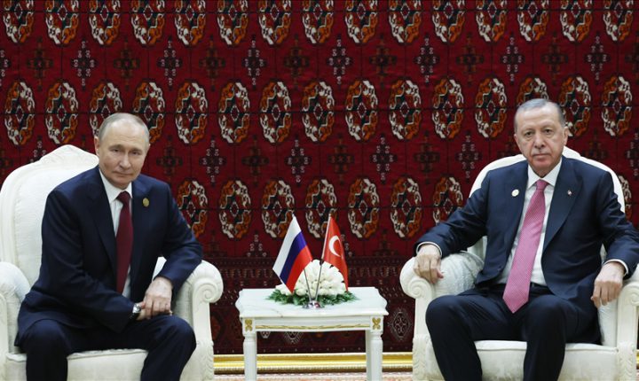 أردوغانُ يلتقي بوتينَ ورئيسَ الوزراءِ الباكستانيِّ ونظيرَهُ التركمانستانيَّ في تركمانستانَ