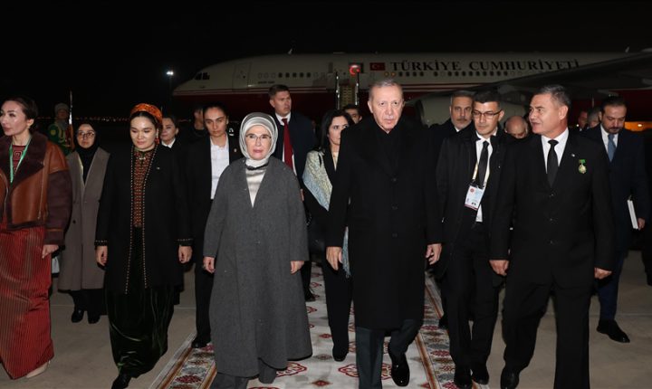 أردوغان يصل عشق آباد للمشاركة في المنتدى الدولي للسلام والثقة