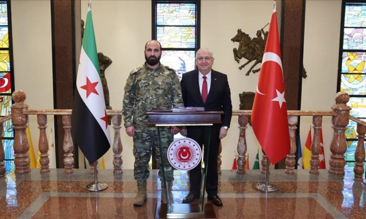وزير الدفاع التركي يستقبل رئيس الأركان السوري