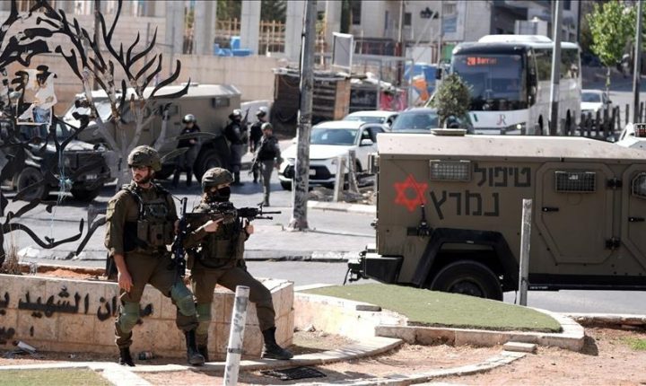 إصابة ثلاثة فلسطينيين برصاص الاحتلال الإسرائيلي خلال اقتحام نابلس