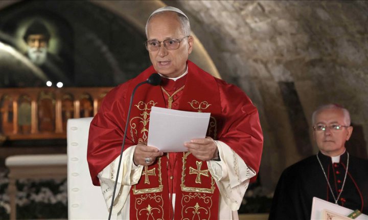 رئيس الفاتيكان ينتقد “ضجيج الأسلحة” ويطالب بالمحبة والوحدة في لبنان