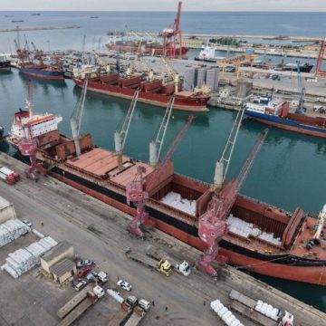 وصولُ باخرةٍ تحمل أربعةَ عشرَ ألفَ طنٍ من الطحين إلى مرفأ طرطوس مقدمة من الولايات المتحدة