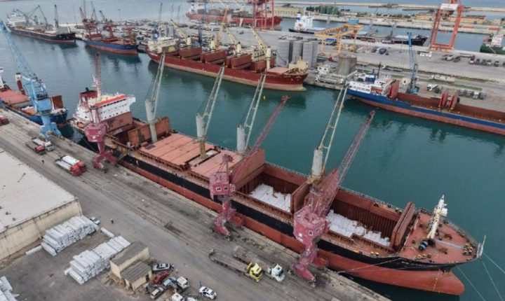 وصولُ باخرةٍ تحمل أربعةَ عشرَ ألفَ طنٍ من الطحين إلى مرفأ طرطوس مقدمة من الولايات المتحدة