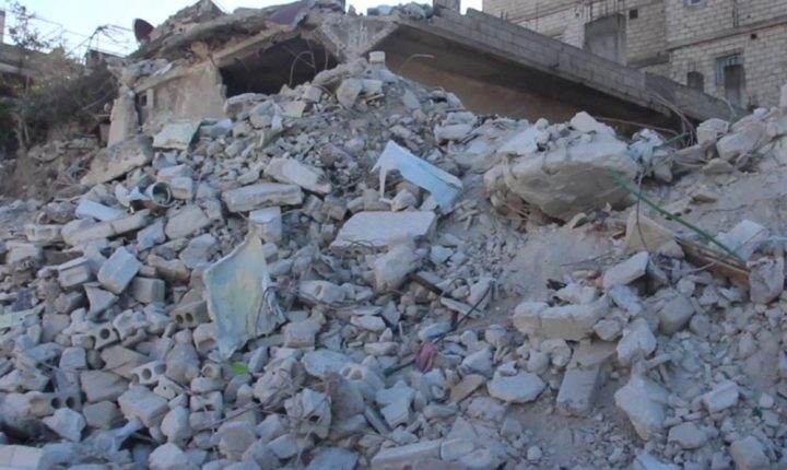 الدفاع المدني ينقذ ثلاثة عالقين تحت أنقاض مبنى سكني قيد الإنشاء بحلب