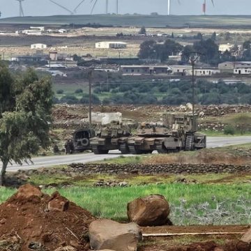 الاحتلال الإسرائيلي يستهدف ريف القنيطرة بقذائف المدفعية ويلقي منشورات تحذيرية بريف درعا