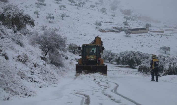 الدفاع المدني: معظم الطرق في إدلب وريف حلب الشمالي سالكة بصعوبة بسبب تراكم الثلوج
