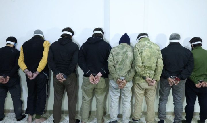 الداخلية السورية تلقي القبض على خلية إرهابية مسؤولة عن تنفيذ ثلاثِ هجمات ضد دوريات أمنية بحلب وإدلب