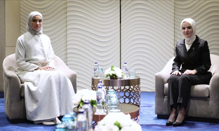 عقيلة الرئيس الشرع تلتقي وزيرة الأسرة والخدمات الاجتماعية في إسطنبول