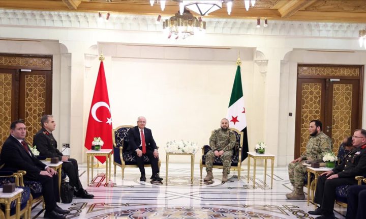 وزير الدفاع التركي يلتقي نظيره السوري