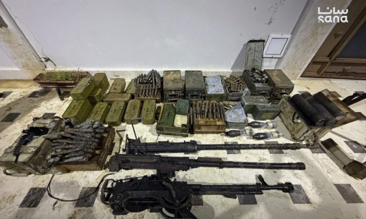 الداخلية: القبض على أحد أعضاء خلية “سرايا الجواد” الإجرامية في جبلة وضبط أسلحة وذخائر