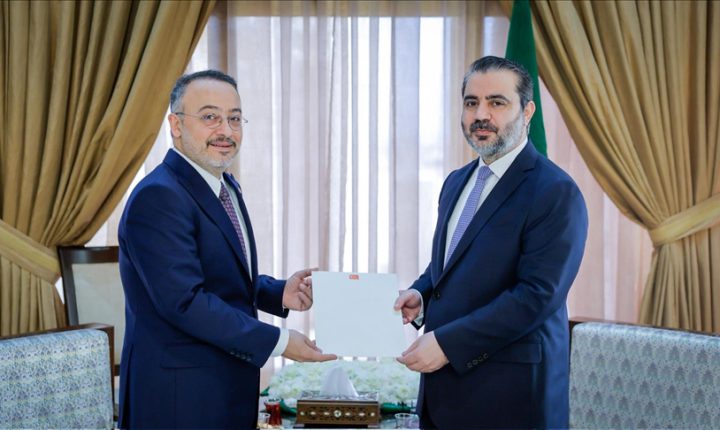 السفير التركي بدمشق يقدم نسخة من أوراق اعتماده إلى الشيباني