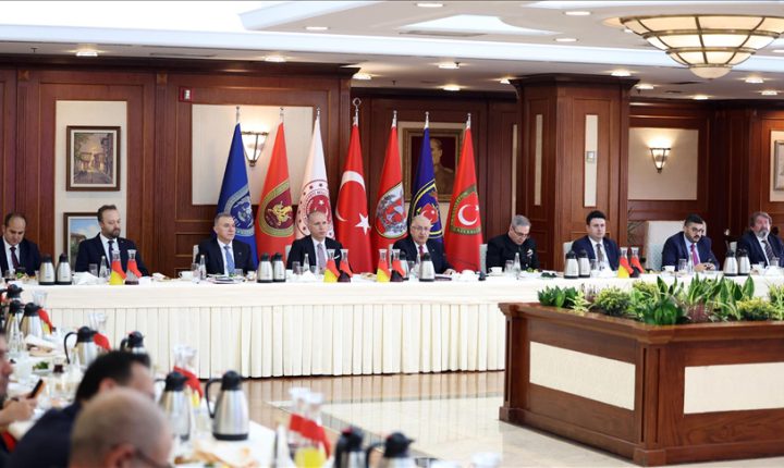 غولر: يجب دمج “قسد” الإرهابية في الجيش السوري بعد تطهيرها من العناصر الإرهابية