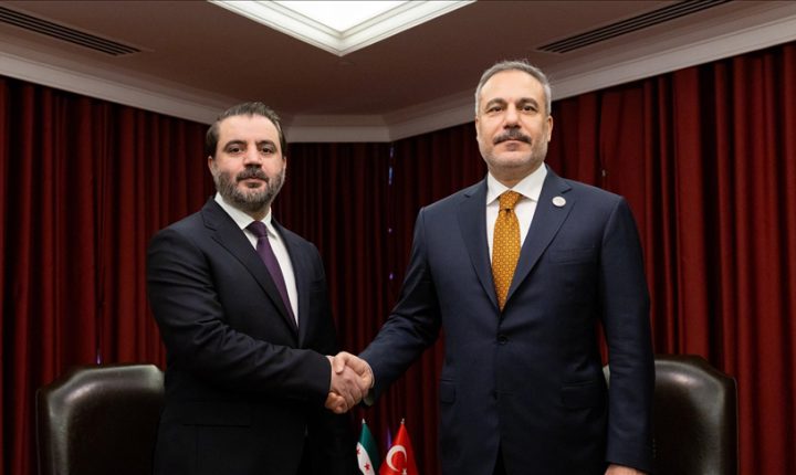 وزير خارجية تركيا يهنئ نظيره السوري بـ”عيد التحرير”