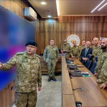 قائد القوات البرية التركي يتفقد مركز العمليات المشتركة التركية السورية