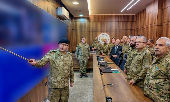 قائد القوات البرية التركي يتفقد مركز العمليات المشتركة التركية السورية