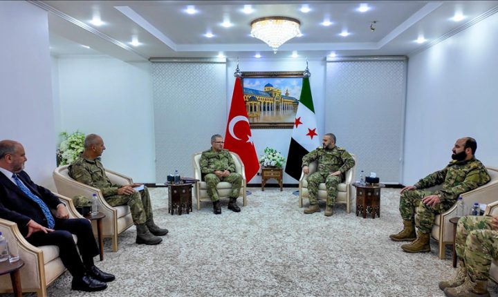 قائد القوات البرية التركي يلتقي وزير الدفاع السوري بدمشق