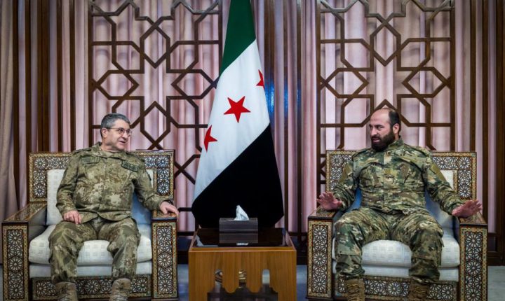 وزير الدفاع السوري يلتقي رئيس أركان الجيش التركي في دمشق