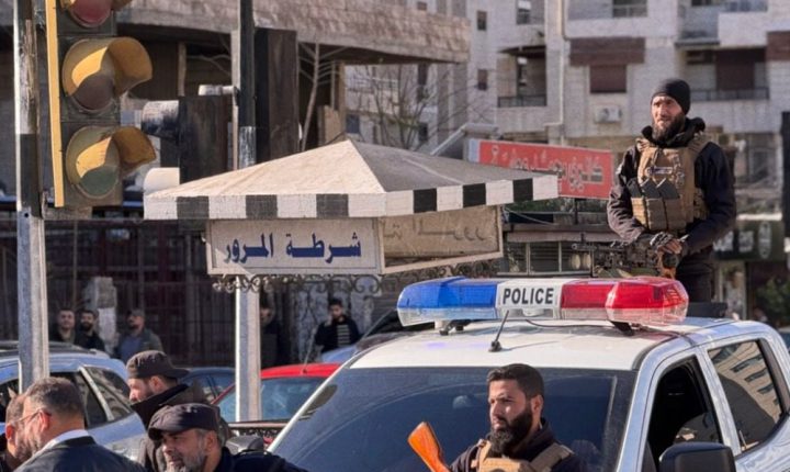 إصابات بين عناصر الأمن الداخلي وتكسير للسيارات خلال الاحتجاجات في اللاذقية