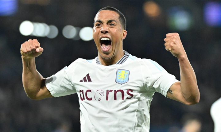 مورغان روجرز يقود أستون فيلا للفوز على مانشستر يونايتد و أرسنال يستعيد الصدارة من السيتي و ليفربول يتجاوز عقبة توتنهام