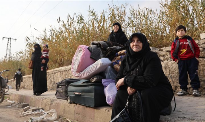 نزوح مدنيين من حيين يحتلهما “قسد” الإرهابي في حلب