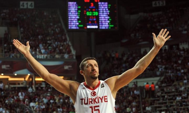 هدايت توركوغلو أول تركي ينضم إلى قاعة مشاهير كرة السلة الدولية