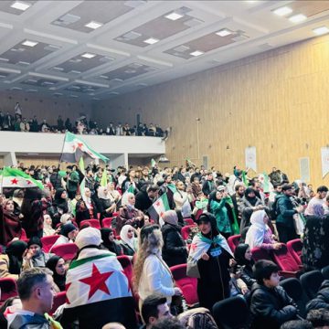 مئات السوريين يحيون ذكرى سقوط نظام الأسد وانتصار الثورة في إسطنبول و مدن تركية أخرى