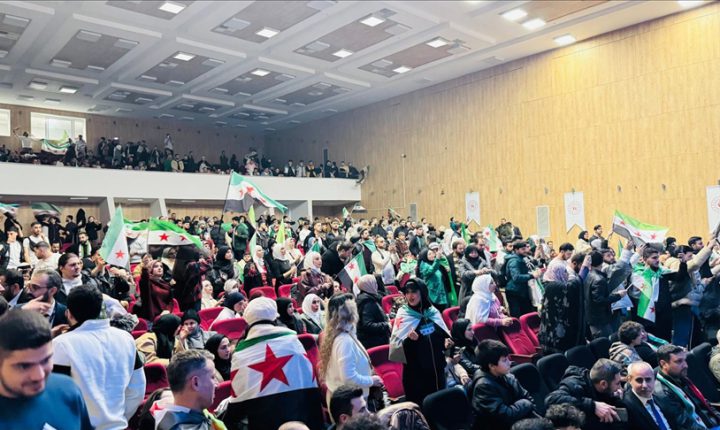 مئات السوريين يحيون ذكرى سقوط نظام الأسد وانتصار الثورة في إسطنبول و مدن تركية أخرى