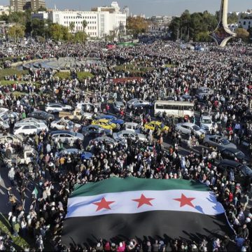 ملايين السوريين يتوافدون إلى الساحات العامة لإحياء الذكرى الأولى لتحرير سوريا