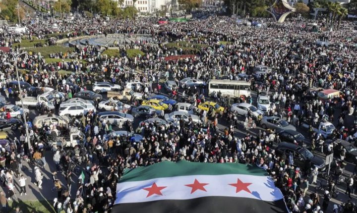 ملايين السوريين يتوافدون إلى الساحات العامة لإحياء الذكرى الأولى لتحرير سوريا