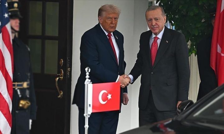 أردوغان وترامب يبحثان العلاقات الثنائية وقضايا إقليمية وعالمية