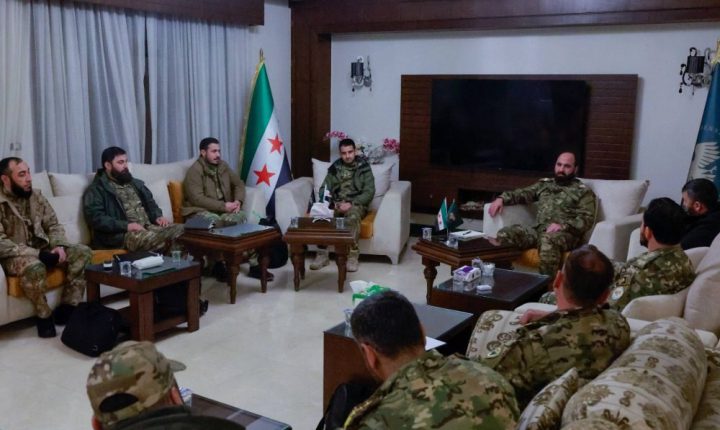 رئيس هيئة الأركان العامة يلتقي قادة الفرق العسكرية في حلب