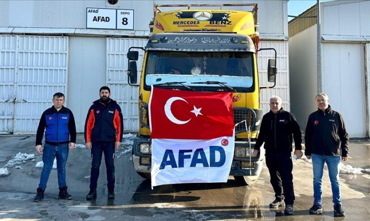 الإغاثة التركية ترسل ستَّ شاحناتِ مساعداتٍ إلى عين العرب شمالي سوريا و آفاد ترسل إحدى عشرة شاحنة