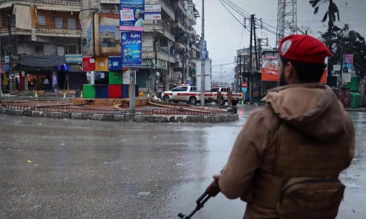 مدير الأمن الداخلي في حلب يشرف على انتشار عناصر الأمن الداخلي في حي الشيخ مقصود 10.01.2026.