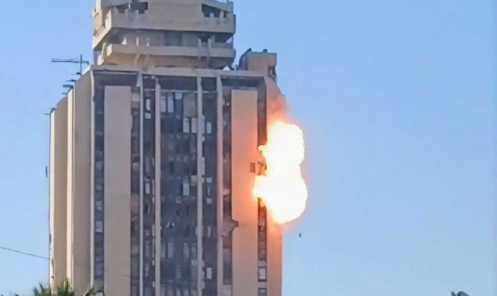 لحظة استهداف تنظيم ب ك ك الإرهابي مبنى محافظة حلب بطائرة مسيرة10.01.2026