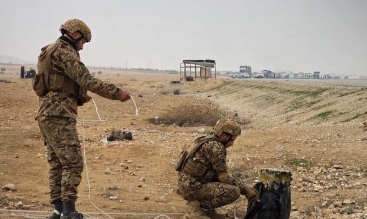 الجيش السوري يفكك كمية ضخمة من المتفجرات زرعها تنظيم ب ك ك الإرهابي في طريق حلب – الرقة