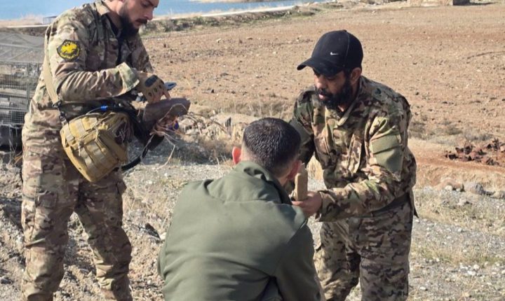 كتائب الهندسة تفكّك ألغاماً زرعها ب ك ك الإرهابي على أطراف جسر قره قوزاق بريف حلب