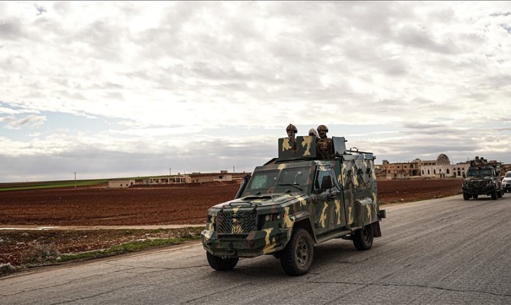 الجيش السوري يدخل منطقة غرب الفرات مع بدء انسحاب ب ك ك الإرهابي