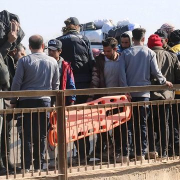 ب ك ك الإرهابي يواصل منع خروج المدنيين من دير حافر و مسكنة