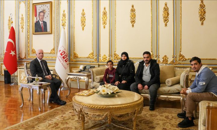 إسطنبول تكرم طفلا سوريا نظّم السير أمام سيارة إسعاف