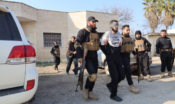 القبض على متورطين بتشكيل مجموعة مسلّحة مرتبطة بفلول النظام البائد في منطقة الغاب