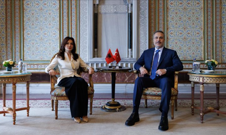 وزير الخارجية التركي يلتقي نظيرته الألبانية و وزيري خارجية البوسنة وكوسوفو في إسطنبول