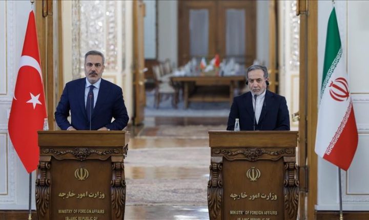 فيدان يبحث مع عراقجي آخر التطورات في إيران