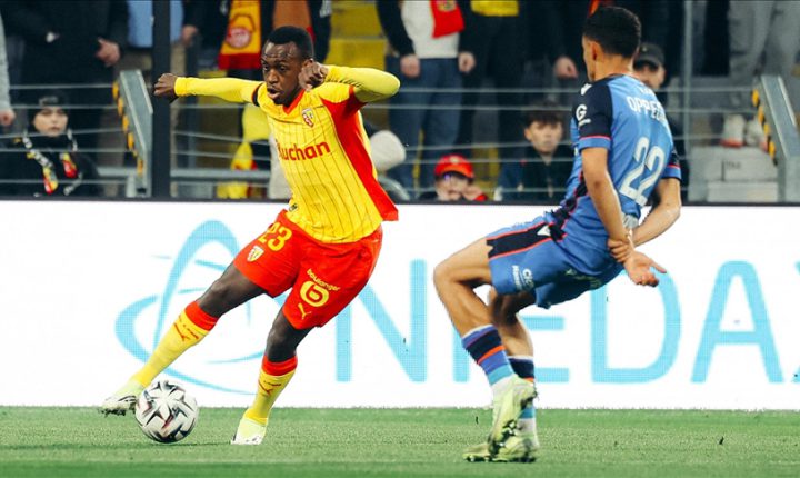 لانس يستعيد الصدارة من باريس سان جيرمان و موناكو يتلقى سابع هزيمة في ثماني مباريات بالدوري الفرنسي