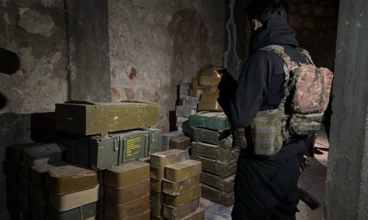 وزارة الداخلية السورية تضبط مستودع أسلحة وذخائر لتنظيم ب ك ك الإرهابي في دير حافر