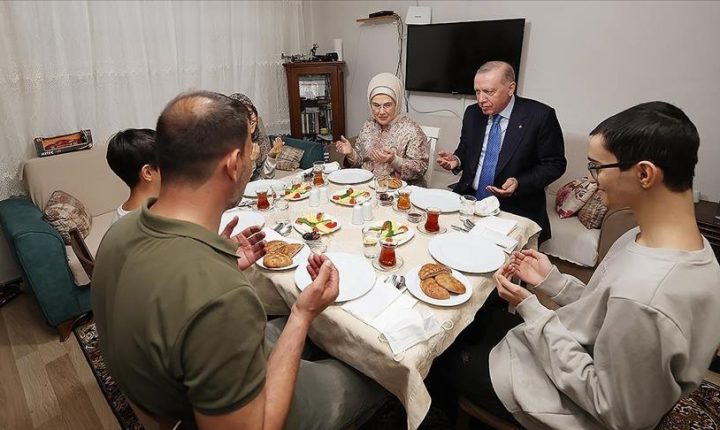 أردوغان يحل ضيفا على مأدبة إفطار عائلة تركية بإسطنبول
