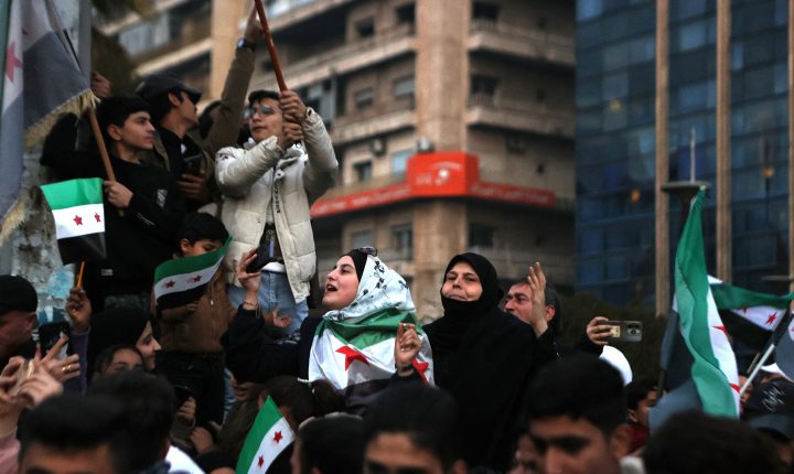 معلمو الشمال السوري يواصلون إضرابهم لليوم الثالث على التوالي