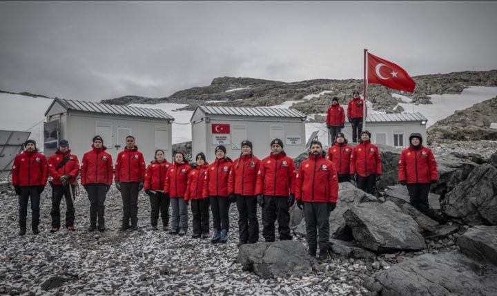 فريق الرحلة العلمية التركية العاشرة يصل القارة القطبية الجنوبية