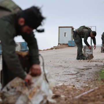 فرق الهندسة في الجيش السوري تفكك ألغاماً في منطقة عين العرب بريف حلب