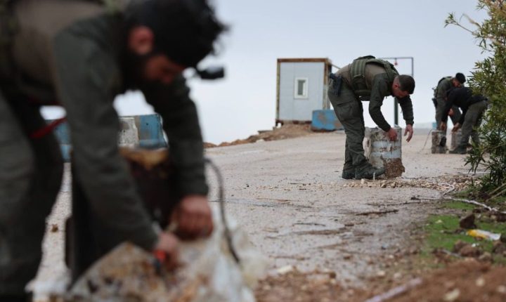 فرق الهندسة في الجيش السوري تفكك ألغاماً في منطقة عين العرب بريف حلب