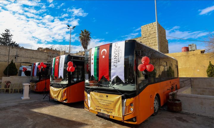غازي عنتاب التركية تسلم 5 حافلات إلى بلدية حلب بسوريا